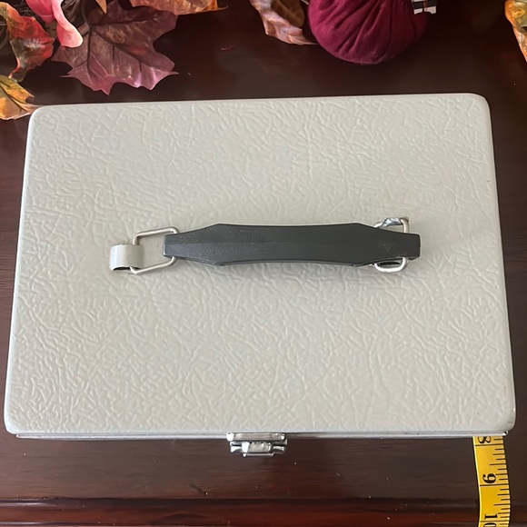 Vintage Metal Cash Money Box with 2 Keys - Picture 2 of 11